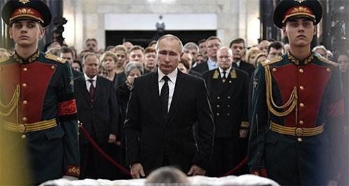 El presidente de Rusia, Vladímir Putin, asiste al funeral de Kárlov El presidente de Rusia, Vladímir Putin, asiste al funeral de Kárlov